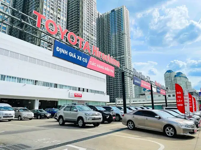 Showroom Toyota Hiroshima Tân Cảng trưng bày xe Toyota sedan 5 chỗ