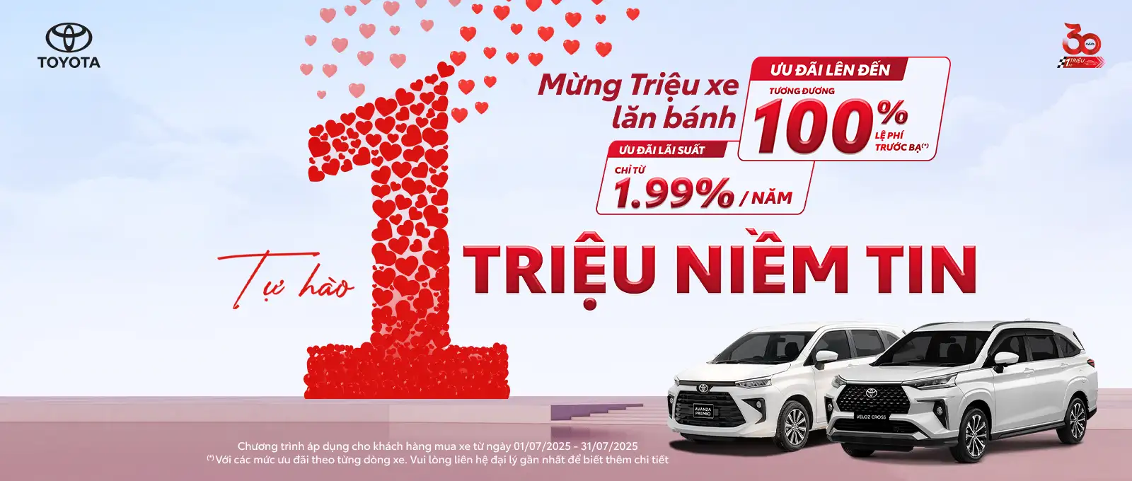 Khách hàng nhận xe Toyota 5 chỗ tại Toyota Hiroshima Tân Cảng với nhiều khuyến mãi