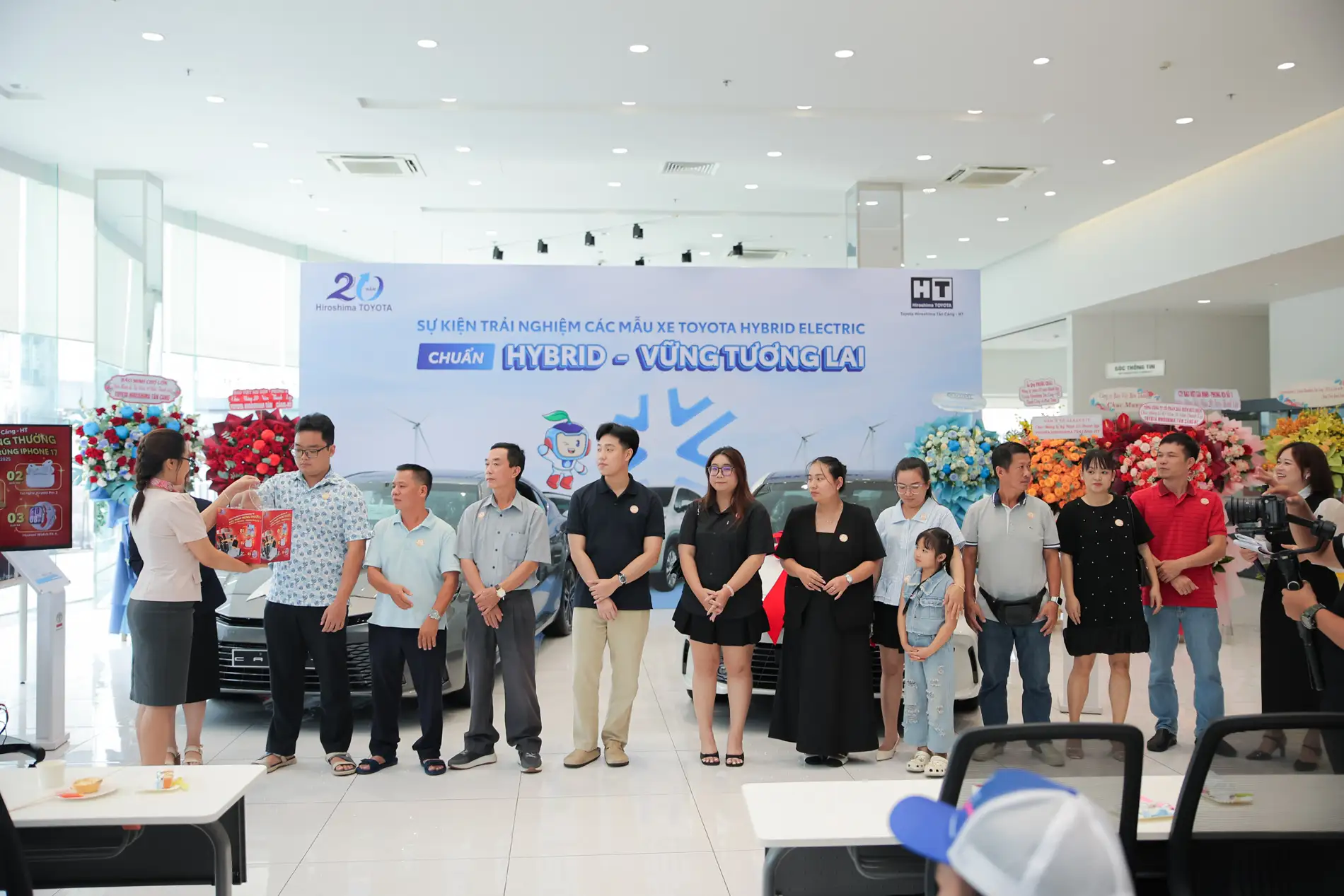 ky niem 20 nam thanh lap toyota hiroshima tan cang (14)