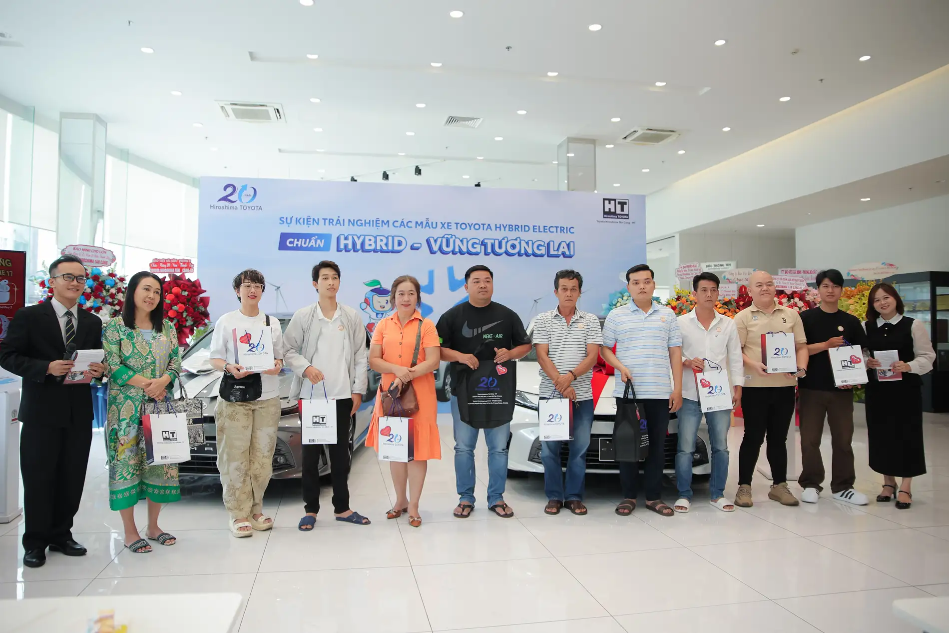 ky niem 20 nam thanh lap toyota hiroshima tan cang (15)