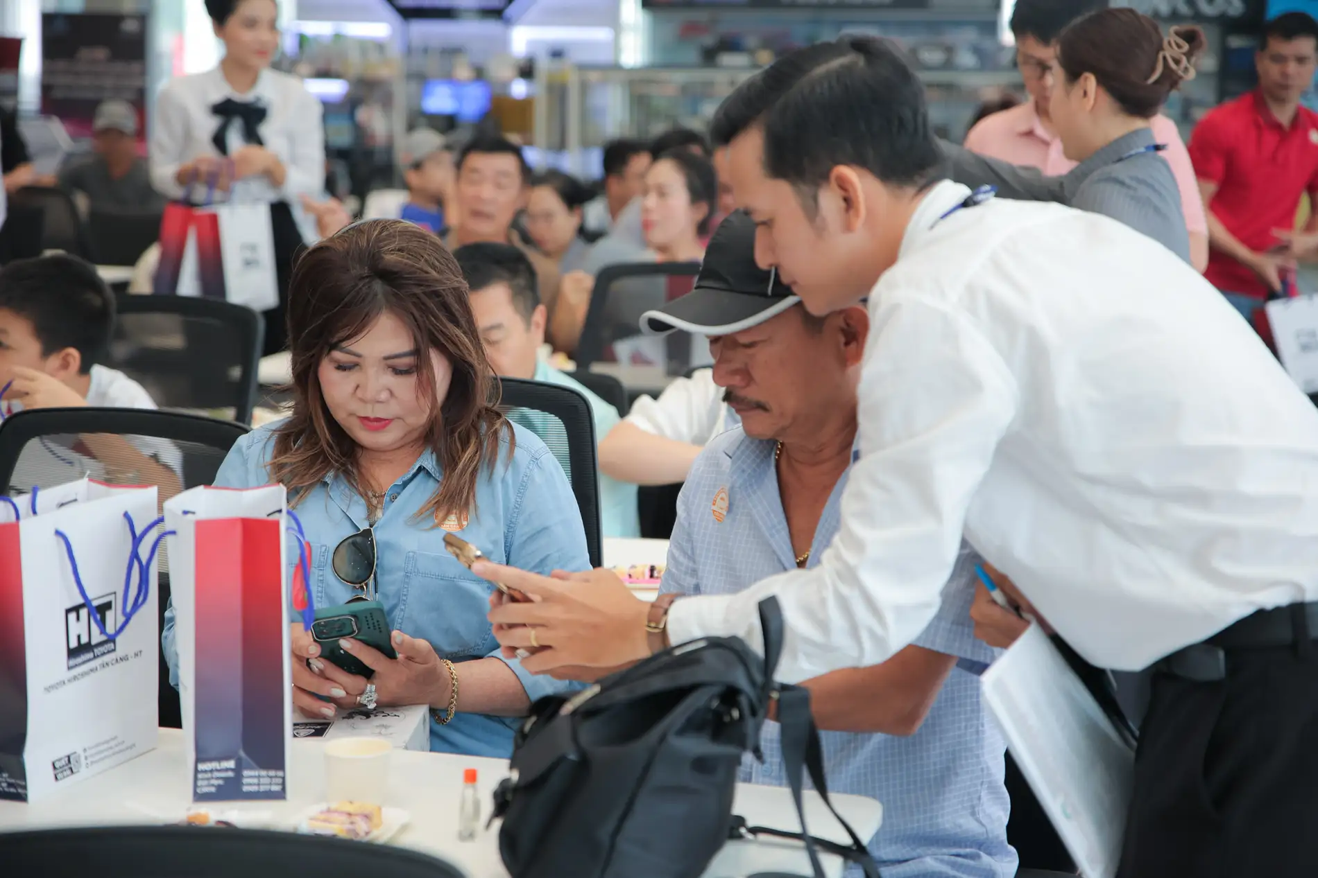 ky niem 20 nam thanh lap toyota hiroshima tan cang (5)