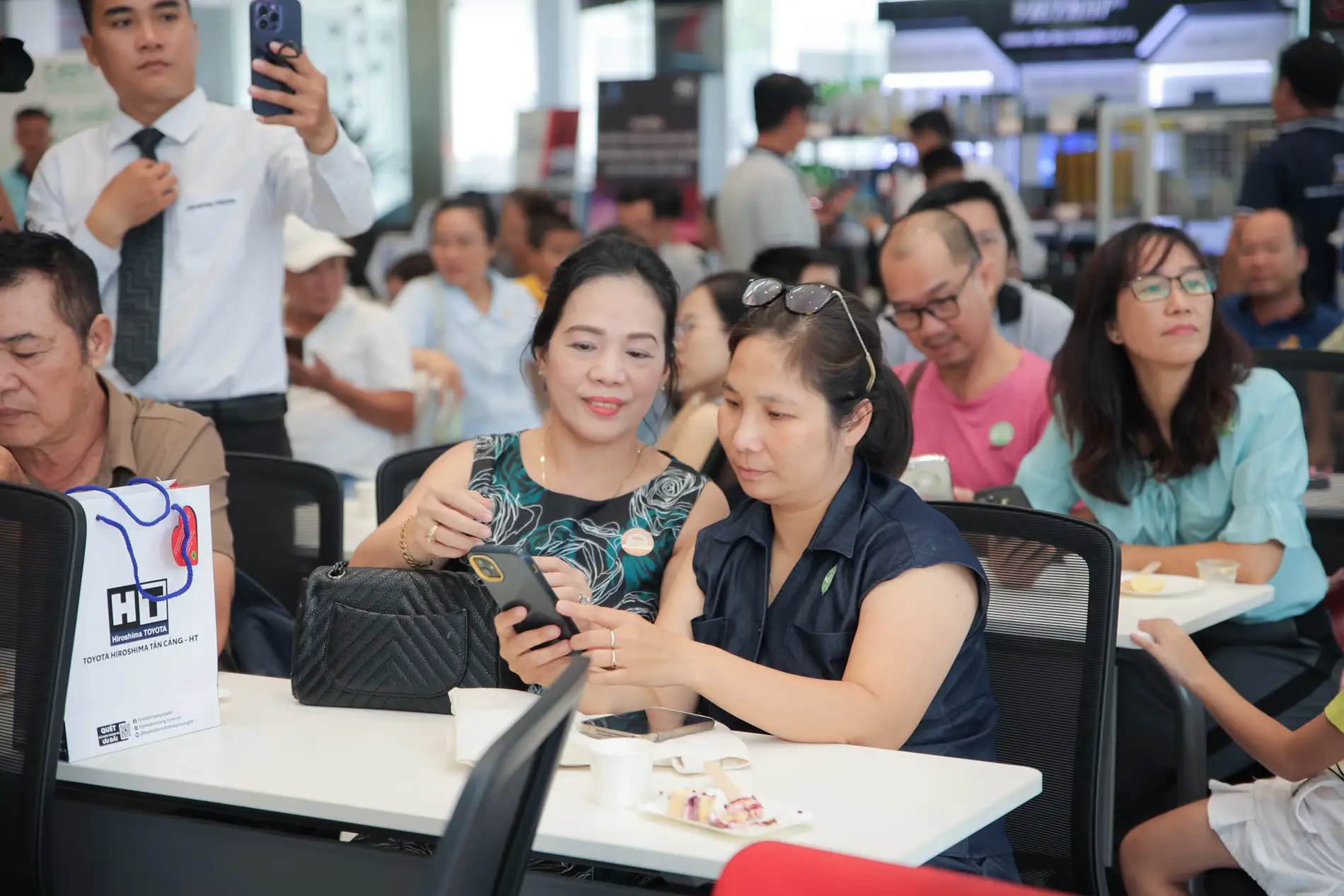 ky niem 20 nam thanh lap toyota hiroshima tan cang (9)